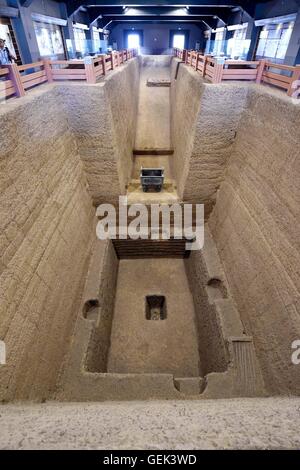 (160726)--ZHENGZHOU, 26. Juli 2016 (Xinhua)--Foto aufgenommen am 13. Juli 2016 zeigt eine Ausstellungshalle am Mausoleum Standort Yinxu oder die Ruinen von Yin, eine der ältesten archäologischen Stätten Chinas, in Anyang, Zentral-China Henan Provinz. Benannt nach der letzten Hauptstadt Chinas erste aufgezeichnete Dynastie Shang (16 / 11 Prozent. V. Chr.), die in Anyang, Henan, die Ruinen von Yin waren berühmt für die Entdeckung der Orakelknochen und Skript.    (Xinhua/Li Bo) (Angeles) Stockfoto