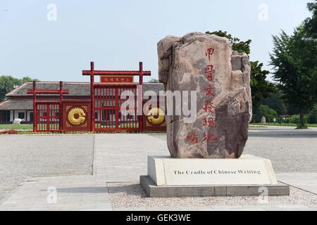 (160726)--ZHENGZHOU, 26. Juli 2016 (Xinhua)--Foto aufgenommen am 13. Juli 2016 zeigt eine Steintafel zeigt den Fundort von Orakelknochen und Script an Yinxu oder die Ruinen von Yin, eine der ältesten archäologischen Stätten Chinas, in Anyang, Zentral-China Henan Provinz. Benannt nach der letzten Hauptstadt Chinas erste aufgezeichnete Dynastie Shang (16 / 11 Prozent. V. Chr.), die in Anyang, Henan, die Ruinen von Yin waren berühmt für die Entdeckung der Orakelknochen und Skript.    (Xinhua/Li Bo) (Angeles) Stockfoto