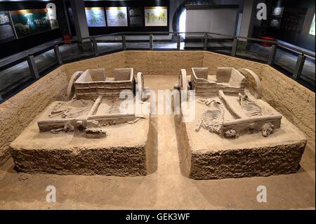 (160726)--ZHENGZHOU, 26. Juli 2016 (Xinhua)--Foto aufgenommen am 13. Juli 2016 zeigt eine Pferd begraben Grube am Mausoleum Standort Yinxu oder die Ruinen von Yin, eine der ältesten archäologischen Stätten Chinas, in Anyang, Zentral-China Henan Provinz. Benannt nach der letzten Hauptstadt Chinas erste aufgezeichnete Dynastie Shang (16 / 11 Prozent. V. Chr.), die in Anyang, Henan, die Ruinen von Yin waren berühmt für die Entdeckung der Orakelknochen und Skript.    (Xinhua/Li Bo) (Angeles) Stockfoto