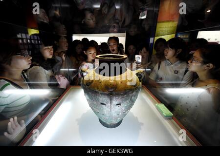 (160726)--ZHENGZHOU, 26. Juli 2016 (Xinhua)--Personen besuchen das Museum Yinxu, oder die Ruinen von Yin, eine der ältesten archäologischen Stätten Chinas in Anyang, Zentral-China Henan Provinz, 13. Juli 2016. Benannt nach der letzten Hauptstadt Chinas erste aufgezeichnete Dynastie Shang (16 / 11 Prozent. V. Chr.), die in Anyang, Henan, die Ruinen von Yin waren berühmt für die Entdeckung der Orakelknochen und Skript.    (Xinhua/Li Bo) (Angeles) Stockfoto