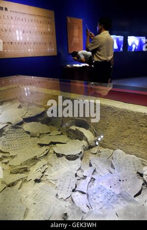 (160726)--ZHENGZHOU, 26. Juli 2016 (Xinhua)--Personen besuchen das Museum Yinxu, oder die Ruinen von Yin, eine der ältesten archäologischen Stätten Chinas in Anyang, Zentral-China Henan Provinz, 13. Juli 2016. Benannt nach der letzten Hauptstadt Chinas erste aufgezeichnete Dynastie Shang (16 / 11 Prozent. V. Chr.), die in Anyang, Henan, die Ruinen von Yin waren berühmt für die Entdeckung der Orakelknochen und Skript.    (Xinhua/Li Bo) (Angeles) Stockfoto