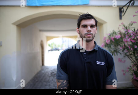 Ansbach, Deutschland. 26. Juli 2016. Event Security Guard Pascal Böhm steht auf dem Gelände des Angriffs in Ansbach, Deutschland, 26. Juli 2016. Er war die Überprüfung Eintritt und wegen seiner Präsenz konnte verhindern, dass der Täter in dem Festival-Gelände. in einem mutmaßlichen islamistischen motivierten Angriff auf 24. Juli 2016 wurden 15 Menschen verletzt. Der mutmaßliche Täter, 27-Year-Old Flüchtling aus Syrien, wurde bei der Explosion getötet. Foto: DANIEL KARMANN/Dpa/Alamy Live News Stockfoto