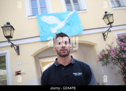 Ansbach, Deutschland. 26. Juli 2016. Event Security Guard Pascal Böhm steht auf dem Gelände des Angriffs in Ansbach, Deutschland, 26. Juli 2016. Er war die Überprüfung Eintritt und wegen seiner Präsenz konnte verhindern, dass der Täter in dem Festival-Gelände. in einem mutmaßlichen islamistischen motivierten Angriff auf 24. Juli 2016 wurden 15 Menschen verletzt. Der mutmaßliche Täter, 27-Year-Old Flüchtling aus Syrien, wurde bei der Explosion getötet. Foto: DANIEL KARMANN/Dpa/Alamy Live News Stockfoto