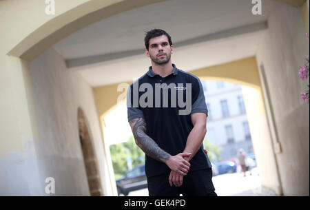 Ansbach, Deutschland. 26. Juli 2016. Event Security Guard Pascal Böhm steht auf dem Gelände des Angriffs in Ansbach, Deutschland, 26. Juli 2016. Er war die Überprüfung Eintritt und wegen seiner Präsenz konnte verhindern, dass der Täter in dem Festival-Gelände. in einem mutmaßlichen islamistischen motivierten Angriff auf 24. Juli 2016 wurden 15 Menschen verletzt. Der mutmaßliche Täter, 27-Year-Old Flüchtling aus Syrien, wurde bei der Explosion getötet. Foto: DANIEL KARMANN/Dpa/Alamy Live News Stockfoto