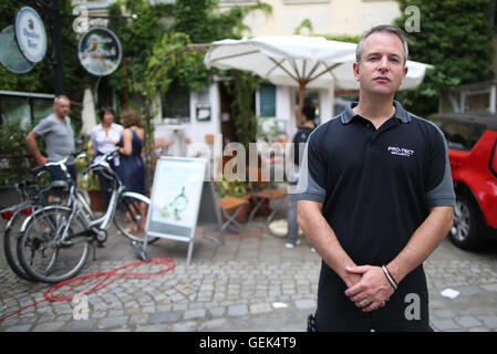 Ansbach, Deutschland. 26. Juli 2016. Leibwächter Andreas Schmidt steht auf dem Gelände des Angriffs in Ansbach, Deutschland, 26. Juli 2016. Am Sonntag versuchte der Wachmann, den Täter wieder zu beleben, ohne zu wissen, wer er ist. in einem mutmaßlichen islamistischen motivierten Angriff auf 24. Juli 2016 wurden 15 Menschen verletzt. Der mutmaßliche Täter, 27-Year-Old Flüchtling aus Syrien, wurde bei der Explosion getötet. Foto: DANIEL KARMANN/Dpa/Alamy Live News Stockfoto