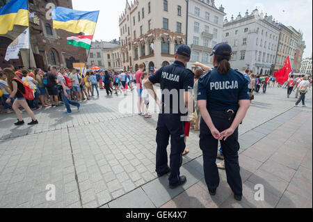 Krakau, Polen. 26. Juli 2016. Polnische Polizisten stehen beim Weltjugendtag in Krakau, Polen: 26. Juli 2016. Hunderttausende junge Katholiken sind bis 31. Juli 2016 bei den großen religiösen Festspielen in Polen erwartet. Foto: ARMIN WEIGEL/Dpa/Alamy Live-Nachrichten Stockfoto