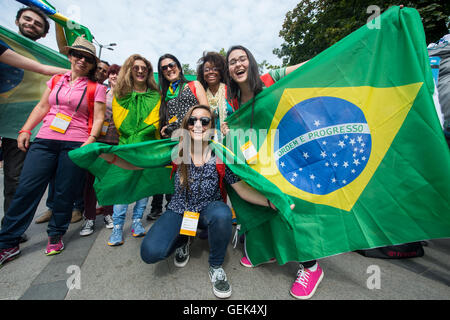 Krakau, Polen. 26. Juli 2016. Eine Gruppe von jungen Pilger aus Brasilien posieren mit ihrer Nationalflagge beim Weltjugendtag in Krakau, Polen: 26. Juli 2016. Hunderttausende junge Katholiken sind bis 31. Juli 2016 bei den großen religiösen Festspielen in Polen erwartet. Foto: ARMIN WEIGEL/Dpa/Alamy Live-Nachrichten Stockfoto