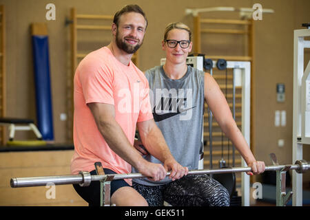 Kienbaum, Deutschland. 26. Juli 2016. Olympiasieger im Diskus werfen, Robert Harting, Züge neben seiner Freundin und Diskus-Werfer Julia Fischer in der Bundesrepublik Schulungseinrichtung in Kienbaum, Deutschland, 26. Juli 2016. Die Athleten eingeladen, die Medien, beim Training in Vorbereitung auf die Olympischen Spiele in Rio zu besuchen. Foto: MICHAEL KAPPELER/Dpa/Alamy Live News Stockfoto