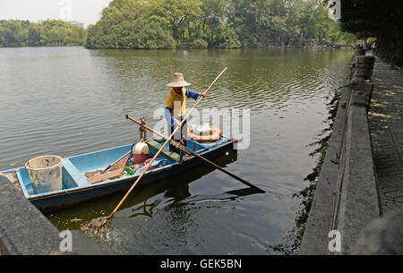 Der chinesischen Nanchang, Jiangxi Provinz. 26. Juli 2016. Xiong Quande sammelt Müll auf der Donghu See von Bayi Park in Nanchang, Jiangxi Provinz Ost-China, 26. Juli 2016. Die 66-jährige Xiong Quande arbeitete im Park als ein Hygiene-Arbeiter seit 12 Jahren. Nannten ihn "Kosmetikerin" Donghu See. © Wan Xiang/Xinhua/Alamy Live-Nachrichten Stockfoto