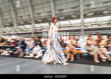 London, UK. 26. Juli 2016. Pure London 2016, Frühling Sommer 2017 Sammlungen Vorschau - Tag3. Bildnachweis: Alberto Pezzali/Alamy Live-Nachrichten Stockfoto