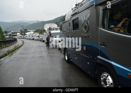 Tokio, Japan. 26. Juli 2016. Satelliten-Schüssel-LKW geparkt in der Nähe von Tsukui Yumiyuri Kindertagesstätte in Sagamihara Stadt, Kanagawa Präfektur, Japan zu sehen. Früh dieser Tag 26-j hrige Satoshi Uematsu, verwendet mehrere Messer, 19 Menschen getötet und verwundet 25 andere bei Tsukui Yumiyuri Care Center für Menschen mit Behinderungen. Geben Sie nach einer lokalen Zeitung Uematsu sich hin Polizei rund 15 Minuten, nachdem das Pflegepersonal Zentrum Behörden warnen. Bildnachweis: ZUMA Press, Inc./Alamy Live-Nachrichten Stockfoto