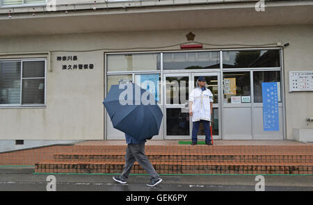 Tokio, Japan. 26. Juli 2016. Ein japanischer Polizist steht vor Tsukui Polizeistation in Sagamihara Stadt, Kanagawa Präfektur, Japan. Früh dieser Tag 26-j hrige Satoshi Uematsu verwendet mehrere Messer, 19 Menschen getötet und verwundet Pflege 25 andere bei Tsukui Yamayuri-En Zentrum für Menschen mit Behinderungen. Nach einer lokalen Zeitung gab Uematsu sich Polizei rund 15 Minuten, nachdem das Pflegepersonal Zentrum Behörden warnen. Bildnachweis: ZUMA Press, Inc./Alamy Live-Nachrichten Stockfoto