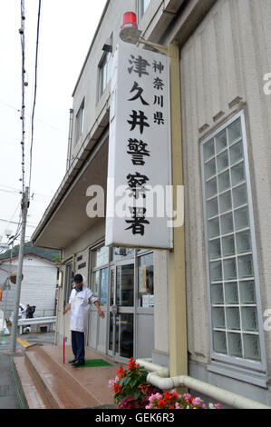 Tokio, Japan. 26. Juli 2016. Ein japanischer Polizist steht vor Tsukui Polizeistation in Sagamihara Stadt, Kanagawa Präfektur, Japan. Früh dieser Tag 26-j hrige Satoshi Uematsu verwendet mehrere Messer, 19 Menschen getötet und verwundet Pflege 25 andere bei Tsukui Yamayuri-En Zentrum für Menschen mit Behinderungen. Nach einer lokalen Zeitung Uematsu wiederum selbst Polizei rund 15 Minuten, nachdem das Pflegepersonal Zentrum Behörden warnen. Bildnachweis: ZUMA Press, Inc./Alamy Live-Nachrichten Stockfoto