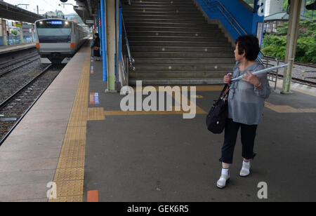 Tokio, Japan. 26. Juli 2016. Eine japanische Frau geht an JR Segamiko Station in Sagamihara Stadt, Kanagawa Präfektur, Japan. Früh dieser Tag 3,8 km entfernt 26-j hrige Satoshi Uematsu verwendet mehrere Messer, 19 Menschen getötet und verwundet Pflege 25 andere bei Tsukui Yamayuri-En Zentrum für Menschen mit Behinderungen. Nach einer lokalen Zeitung gab Uematsu sich Polizei rund 15 Minuten, nachdem Mitarbeiter von Pflegezentrum Behörden gewarnt haben. Bildnachweis: ZUMA Press, Inc./Alamy Live-Nachrichten Stockfoto