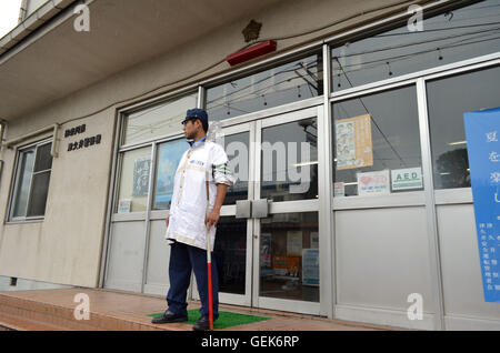 Tokio, Japan. 26. Juli 2016. Ein japanischer Polizist steht außerhalb der Tsukui Polizeistation in Sagamihara Stadt, Kanagawa Präfektur, Japan. Früh dieser Tag 26-j hrige Satoshi Uematsu, ein ortsansässiger und Ex-Mitarbeiter des Tsukui Yamayuri-de Care Center für Menschen mit Behinderungen mehrere Messer verwendet, 19 Menschen getötet und 25 andere verwundet. Nach einer lokalen Zeitung Uematsu wiederum selbst zur Polizei rund 15 Minuten nach dem Zentrum Pflegepersonal alarmieren authorities.e Credit: ZUMA Press, Inc./Alamy Live News Stockfoto