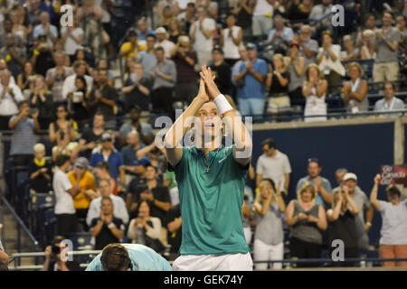 Toronto, Ontario, Kanada. 25. Juli 2016. Kanadische Denis Shapovalov Niederlagen australischen Nick Kyrgios Förderung der zweiten Runde auf Rogers Cup of Tennis in Toronto, Kanada. © Joao Luiz De Franco/ZUMA Draht/Alamy Live-Nachrichten Stockfoto