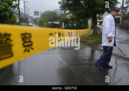 Tokio, Japan. 26. Juli 2016. Ein Polizist steht in der Nähe von Yamayuri de Care Center eine vollstationäre Pflege-Einrichtung für Menschen mit Behinderungen in Sagamihara Stadt, wo 19 Menschen im Schlaf getötet wurden. Der Angriff ist Japans schlimmsten Massenmord seit Weltkrieg zwei. Der Verdächtige ist ein ehemaliger Mitarbeiter der Anlage, der sich bis zu Polizei gab. Ramiro Agustin © Vargas Tabares/ZUMA Draht/Alamy Live-Nachrichten Stockfoto