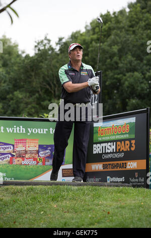 Warwickshire, UK. 26. Juli 2016. Bauernhof Lebensmittel britische Par 3 Meisterschaft in Nailcote Hall in Warwickshire.  Nigel Mansell abschlagen auf das dritte Loch. Bildnachweis: Steven Reh/Alamy Live News Stockfoto