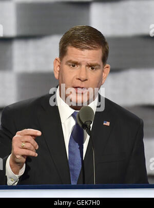 Philadelphia, Pennsylvania, USA. 25. Juli 2016. Bürgermeister Marty Walsh (Demokrat von Boston, Massachusetts) macht Bemerkungen bei der 2016 Democratic National Convention im Wells Fargo Center in Philadelphia, Pennsylvania am Montag, 25 Juli, 2016.Credit: Ron Sachs/CNP. © Ron Sachs/CNP/ZUMA Draht/Alamy Live-Nachrichten Stockfoto