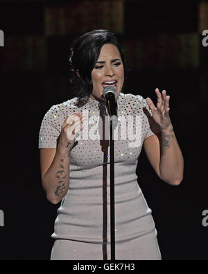 Philadelphia, Pennsylvania, USA. 25. Juli 2016. Demi Lovato Bemerkungen macht und führt auf das Jahr 2016 Democratic National Convention im Wells Fargo Center in Philadelphia, Pennsylvania am Montag, 25 Juli, 2016.Credit: Ron Sachs/CNP. © Ron Sachs/CNP/ZUMA Draht/Alamy Live-Nachrichten Stockfoto