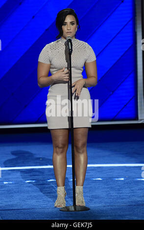 Philadelphia, Pennsylvania, USA. 25. Juli 2016. Demi Lovato Bemerkungen macht und führt auf das Jahr 2016 Democratic National Convention im Wells Fargo Center in Philadelphia, Pennsylvania am Montag, 25 Juli, 2016.Credit: Ron Sachs/CNP. © Ron Sachs/CNP/ZUMA Draht/Alamy Live-Nachrichten Stockfoto