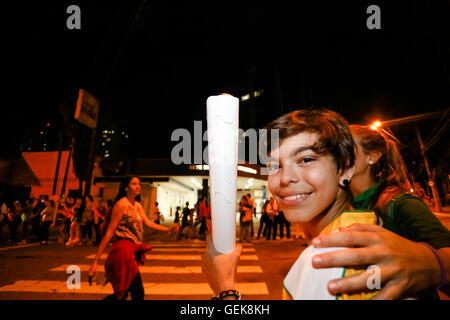 Sao Jose Dos Campos, Brasilien. 26. Juli 2016. Beliebt in Passage und Relais der Olympischen Fackel in Sao Jose Dos Campos, S? o Paulo (SP), am Dienstag (26). Credit: Foto Arena LTDA/Alamy Live-Nachrichten Stockfoto