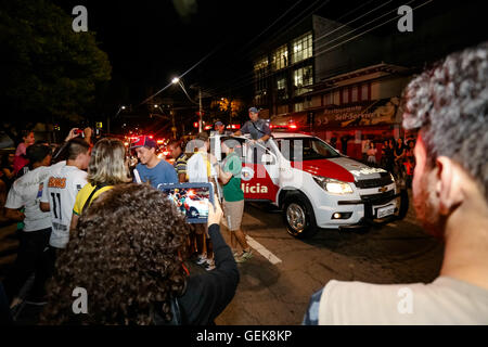 Sao Jose Dos Campos, Brasilien. 26. Juli 2016. Bewegung während der Passage und Relais der Olympischen Fackel in Sao Jose Dos Campos, S? o Paulo (SP), am Dienstag (26). Credit: Foto Arena LTDA/Alamy Live-Nachrichten Stockfoto