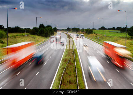 Preston, UK. 27. Juli 2016. Starkregen über M6 Preston, UK Wetter: 27.07.2016.  Schwere und anhaltende Regen über den Nordwesten Englands verursacht M6 Verkehrsprobleme für früh morgendlichen Berufsverkehr, da Treiber nassen Straßen und Spray auf dem Weg zur Arbeit konfrontiert.  Bildnachweis: Cernan Elias/Alamy Live-Nachrichten Stockfoto