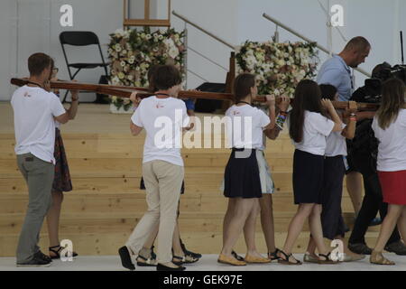 Krakau, Polen. 26. Juli 2016. Junge Pilger tragen das Kreuz für den Hauptaltar der Altar. Zehntausende von jungen Pilger kamen zur Eröffnung Masse der World Youth Day 2016 in den Blonia Park in Krakau. Die Messe wurde von Kardinal Stanislaw Dziwisz, Erzbischof von Krakau gefeiert. Bildnachweis: Michael Debets/Alamy Live-Nachrichten Stockfoto