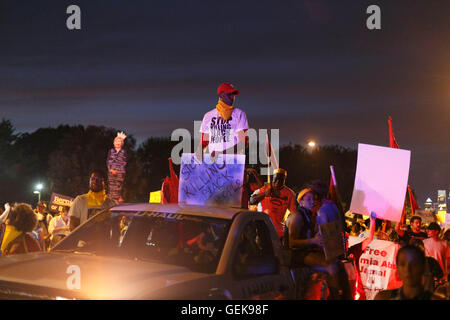 Philadelphia, Pennsylvania, USA. 26. Juli 2016. Democratic National Convention. Ein Protest gegen die Polizei und für Bernie Sanders marschiert in Richtung der DNC-Website am 26. Juli 2016. Bildnachweis: John Orvis/Alamy Live-Nachrichten Stockfoto