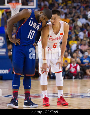 Oakland, USA. 26. Juli 2016. Guo Ailun (R) von China spricht mit Kyrie Irving der USA bei einem Freundschaftsspiel in der Oracle Arena in Oakland, Kalifornien, USA, 26. Juli 2016. © Yang Lei/Xinhua/Alamy Live-Nachrichten Stockfoto