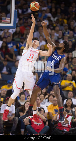 Oakland, USA. 26. Juli 2016. Li Muhao (L) von China wetteifert mit DeAndre Jordan der USA bei einem Freundschaftsspiel in der Oracle Arena in Oakland, Kalifornien, USA, 26. Juli 2016. © Yang Lei/Xinhua/Alamy Live-Nachrichten Stockfoto