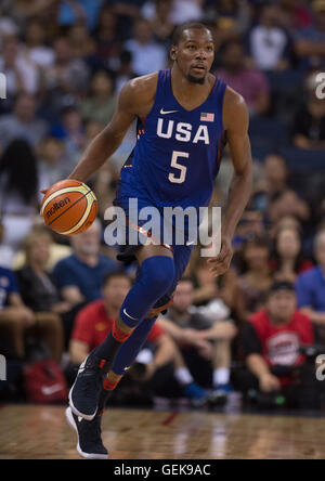 Oakland, USA. 26. Juli 2016. Kevin Durant der USA steuert den Ball bei einem Freundschaftsspiel gegen China in der Oracle Arena in Oakland, Kalifornien, USA, 26. Juli 2016. © Yang Lei/Xinhua/Alamy Live-Nachrichten Stockfoto