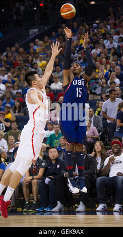 Oakland, USA. 26. Juli 2016. Carmelo Anthony (R) der USA schießt den Ball bei einem Freundschaftsspiel gegen China in der Oracle Arena in Oakland, Kalifornien, USA, 26. Juli 2016. © Yang Lei/Xinhua/Alamy Live-Nachrichten Stockfoto