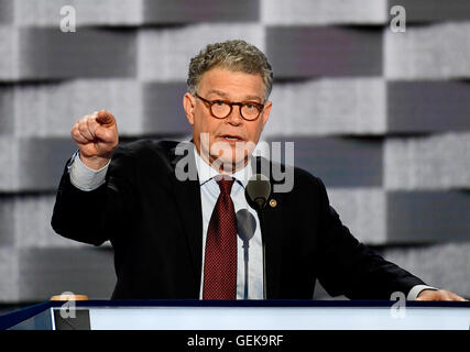 Philadelphia, uns. 25. Juli 2016. US-Senator Al Franken (Demokrat von Minnesota) macht Bemerkungen 2016 Democratic National Convention im Wells Fargo Center in Philadelphia, Pennsylvania auf Montag, 25. Juli 2016. Bildnachweis: Ron Sachs/CNP (Einschränkung: NO New York oder New Jersey Zeitungen oder Zeitschriften in einem Umkreis von 75 Meilen von New York City) - NO WIRE SERVICE - © Dpa/Alamy Live-Nachrichten Stockfoto