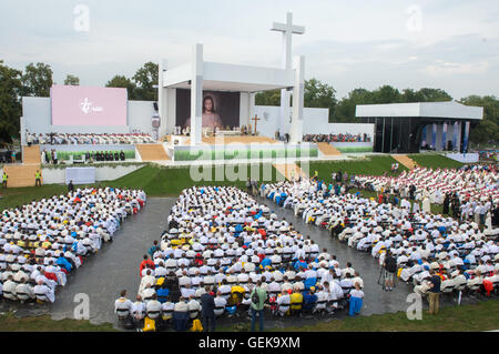 Krakau, Polen. 26. Juli 2016. Während der Heiligen Messe zur Eröffnung der Welt Jugend Tag 2016 im Blonia Park in Krakau, Polen, 26. Juli 2016 beten Pilger. Die 31. World Youth Day 2016 in Krakau wird in und um Krakau vom 26 bis 31 Juli stattfinden. Foto: Armin Weigel/Dpa/Alamy Live-Nachrichten Stockfoto