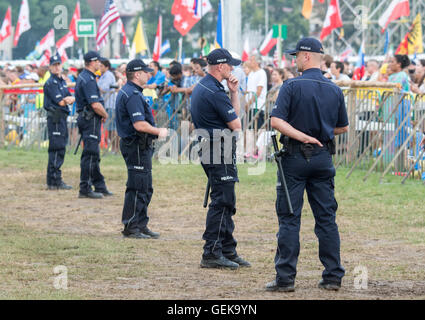 Krakau, Polen. 26. Juli 2016. Polizisten während der Heiligen Messe zur Eröffnung der Welt Jugend Tag 2016 im Blonia Park in Krakau, Polen, 26. Juli 2016. Die 31. World Youth Day 2016 in Krakau wird in und um Krakau vom 26 bis 31 Juli stattfinden. Foto: Armin Weigel/Dpa/Alamy Live-Nachrichten Stockfoto