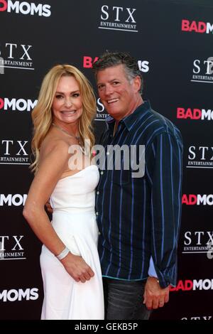 Los Angeles, CA, USA. 26. Juli 2016. Taylor Armstrong, John H Bluher im Ankunftsbereich für schlechte Mütter Premiere, Mann Village Theatre, Westwood, Los Angeles, CA 26. Juli 2016. Bildnachweis: Priscilla Grant/Everett Collection/Alamy Live-Nachrichten Stockfoto