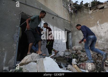 (160727)--HEBRON, 27. Juli 2016 (Xinhua)--Palästinenser untersuchen ein Haus, das während eines israelischen Überfall im Dorf Surif, nördlich von Hebron im Westjordanland, am 27. Juli 2016 schwer beschädigt wurde. Israelische Sicherheitskräfte einen palästinensischen Mann getötet und drei andere, die angeblich einen tödlichen Angriff gegen Israelis Anfang dieses Monats durchgeführt festgenommen, sagte die israelische Armee am Mittwoch. (Xinhua/Mamoun Wazwaz) (Nxl) Stockfoto