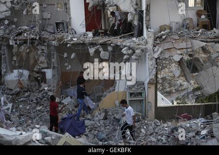 (160727)--HEBRON, 27. Juli 2016 (Xinhua)--Palästinenser untersuchen ein Haus, das während eines israelischen Überfall im Dorf Surif, nördlich von Hebron im Westjordanland, am 27. Juli 2016 schwer beschädigt wurde. Israelische Sicherheitskräfte einen palästinensischen Mann getötet und drei andere, die angeblich einen tödlichen Angriff gegen Israelis Anfang dieses Monats durchgeführt festgenommen, sagte die israelische Armee am Mittwoch. (Xinhua/Mamoun Wazwaz) (Nxl) Stockfoto