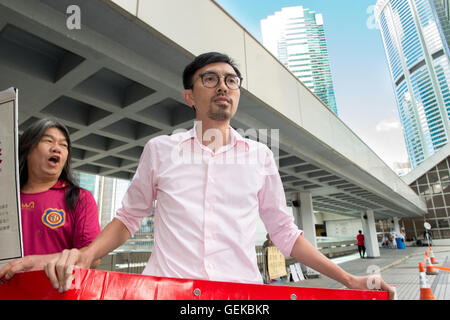 Hong Kong, Hong Kong SAR, China. 27. Juli 2016. Liga der Sozialdemokraten Vorsitzender AVERY NG MAN-YUEN (R) und berühmte Aktivist, Legislative Council-Mitglied und Gründer LEUNG KWOK-HUNG (L) wissen, wie lange Haare, treffen Medien außerhalb der High Court. In einem Schritt als einen weiteren Schritt zur Auflösung der Demokratie in Hongkong gesehen, drei pro-Unabhängigkeit und Pan-demokratischen Kandidaten gestern eingereicht eine gerichtliche Überprüfung am High Court anspruchsvolle Interpretation der Wahlkommission Angelegenheiten die das Gesetz. Kandidaten im September Wahlen zum Legislativrat sind erforderlich, um die Unterzeichnung einer Erklärung verpflichtet die B Stockfoto