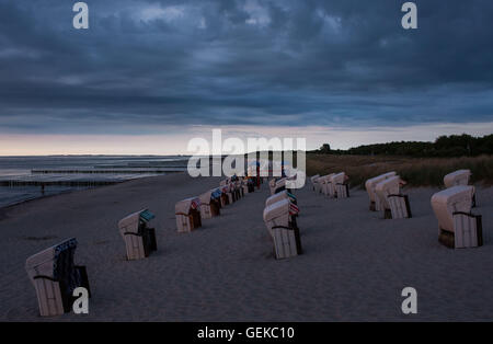 Leere Strandkörbe an der Ostseeküste in der Nähe der Ostsee Spa Graal-Müritz (Mecklenburg-Vorpommern), Deutschland, 9. Juni 2016. Foto: Jens Büttner Stockfoto