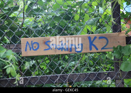 New York, USA. 18. Juli 2016. Ein Zeichen geschrieben mit '' No Smoking K2 "hängt an einem Zaun in der"Bushwick Stadtbauernhof"Gemeinschaft gardenin Stadtteil Brooklyn in New York, USA, 18. Juli 2016. Zeugen sagen, dass "K2", ein synthetisches Marihuana macht die Menschen verhalten sich wie Zombies. Aber es führt zu Halluzinationen, Schwindel und Übelkeit, und Freizeitdroge in New York geworden zu sein scheint. Beamte wollen härtere Maßnahmen dagegen zu ergreifen. Foto: CHRISTINA HORSTEN/Dpa/Alamy Live News Stockfoto