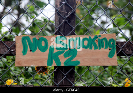 New York, USA. 18. Juli 2016. Ein Zeichen geschrieben mit '' No Smoking K2 "hängt an einem Zaun in der"Bushwick Stadtbauernhof"Gemeinschaft gardenin Stadtteil Brooklyn in New York, USA, 18. Juli 2016. Zeugen sagen, dass "K2", ein synthetisches Marihuana macht die Menschen verhalten sich wie Zombies. Aber es führt zu Halluzinationen, Schwindel und Übelkeit, und Freizeitdroge in New York geworden zu sein scheint. Beamte wollen härtere Maßnahmen dagegen zu ergreifen. Foto: CHRISTINA HORSTEN/Dpa/Alamy Live News Stockfoto