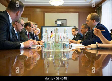 Moskau, Russland. 27. Juli 2016. HANDOUT - Bundesministerin für Landwirtschaft Christian Schmidt (CSU, 3. l) entspricht der russische Minister für wirtschaftliche Entwicklung, Alexej Uljukajew (2. R), in Moskau, 27. Juli 2016. Schmidt ist gerade für zwei Tage Moskau besuchen. Foto: THOMAS Köhler/PHOTOTHEK/BMU/Dpa (Aufmerksamkeit Editoren: Editorial zu verwenden, nur in Verbindung mit aktuellen Reportings / obligatorische Kredit: Foto: Thomas Köhler/Photothek/BMU/Dpa verwenden nur zur redaktionellen) / Dpa/Alamy Live News Stockfoto