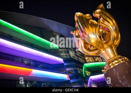 30. Januar 2015 - war Hong Kong, Hong Kong SAR, China - The Forever Blooming Bauhinia Sculpture auf Expo Promenade oder Golden Bauhinia Square, ein Geschenk von der Zentralregierung in Peking anlässlich der Übergabe der 1997 von Großbritannien an China.The Bauhinia blühende Pflanze ist das Emblem von Hong Kong.  Der Platz befindet sich vor der Kulisse des Victoria Harbour. (Kredit-Bild: © Jayne Russell über ZUMA Draht) Stockfoto