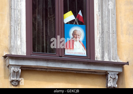 Krakau, Polen. 27. Juli 2016. Ein Bild des verstorbenen Papstes Johannes Paull II gesehen in einem Fenster in Krakau während der Welt-Jugend-Tag-2016, in Krakau, Polen, 27. Juli 2016. Die World Youth Day 2016 findet in Krakau und in der Nähe Brzegi von 26 bis 31 Juli statt. Foto: Armin Weigel/Dpa/Alamy Live-Nachrichten Stockfoto