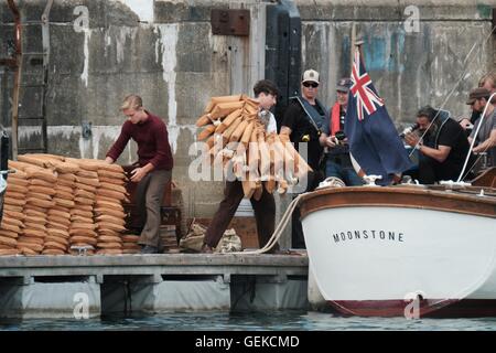 Weymouth, Dorset, UK. 27. Juli 2016. Weymouth direkt am Meer und Hafen verwandelt sich für die Verfilmung von Dünkirchen starrte Tom Hardy, Cillian Murphy, Mark Rylance, Kenneth Branagh und Harry Styles Credit: Tom Corban/Alamy Live News Stockfoto