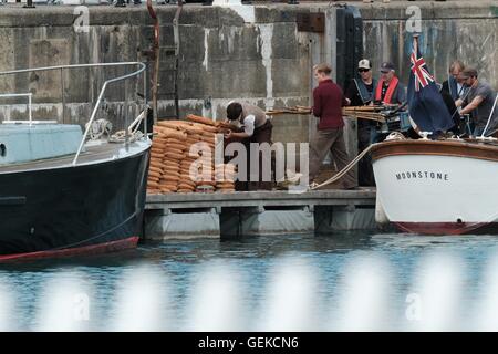 Weymouth, Dorset, UK. 27. Juli 2016. Weymouth direkt am Meer und Hafen verwandelt sich für die Verfilmung von Dünkirchen starrte Tom Hardy, Cillian Murphy, Mark Rylance, Kenneth Branagh und Harry Styles Credit: Tom Corban/Alamy Live News Stockfoto