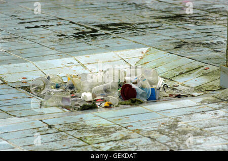 London, UK. 27. Juli 2016. die Brunnen in Trafalgar Square werden geleert und die tiefe saubere Behandlung mit Zahnbürste, Pinsel, Lappen und Powerwash erhalten. Bildnachweis: JOHNNY ARMSTEAD/Alamy Live-Nachrichten Stockfoto